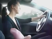 在公路上邊駕駛邊打手槍