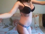 性感的塞爾維亞黑色乳罩少女