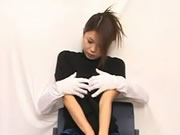 日本嫩妹坐在椅子上被狂摸狂揉對奶子